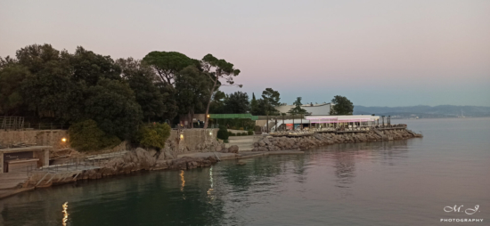 Šetalište Franje Josipa I. s pogledom na ekskluzivnu plažu Lido Beach Resort Opatija